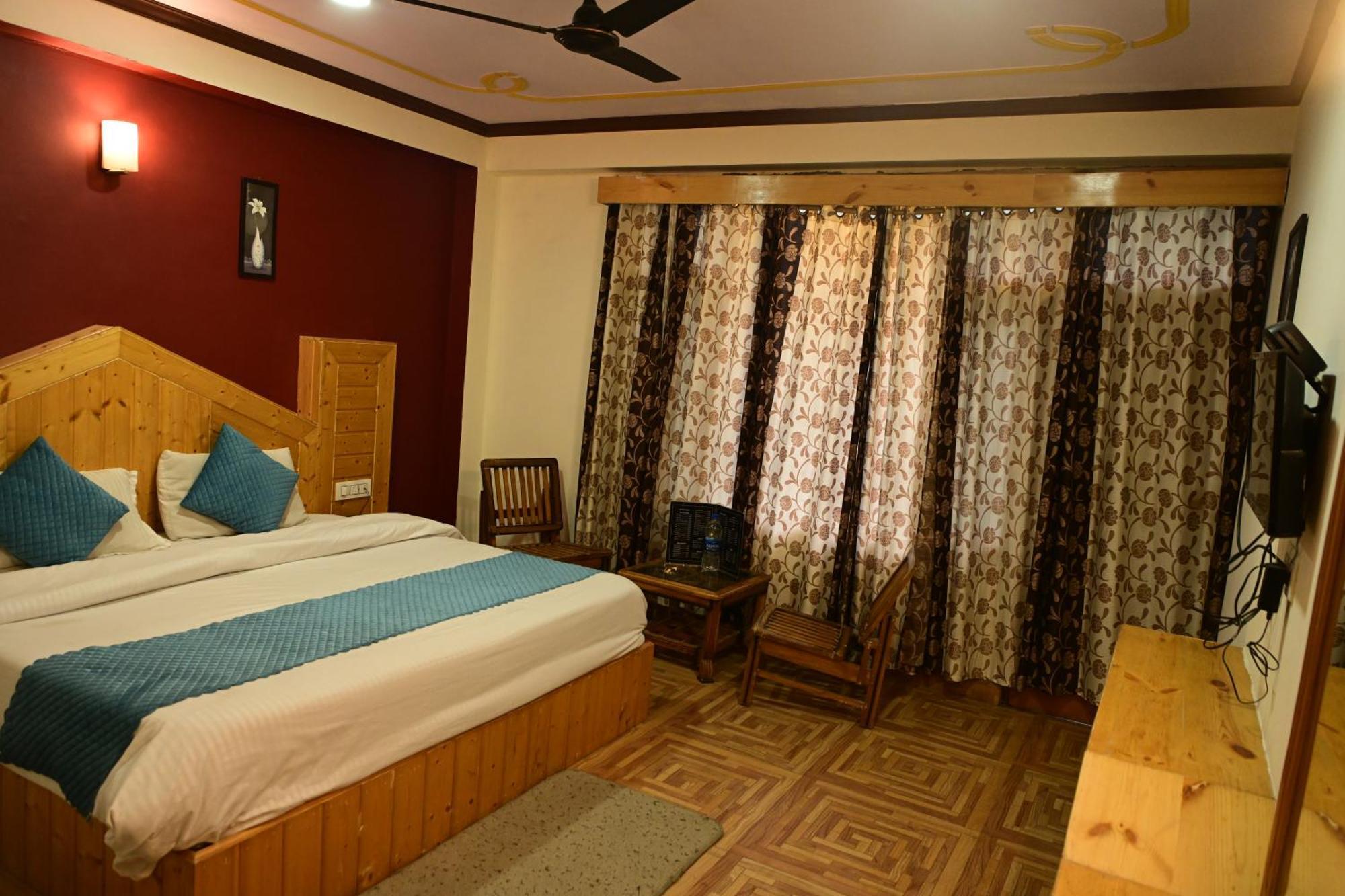 Krishana Cottage A Pure Veg !!!300 M From Hadimba Temple!!!Balcony Rooms!!!Veg Restaurant!!!Couple Friendly!!!Family Cottage!!! Manāli Eksteriør bilde