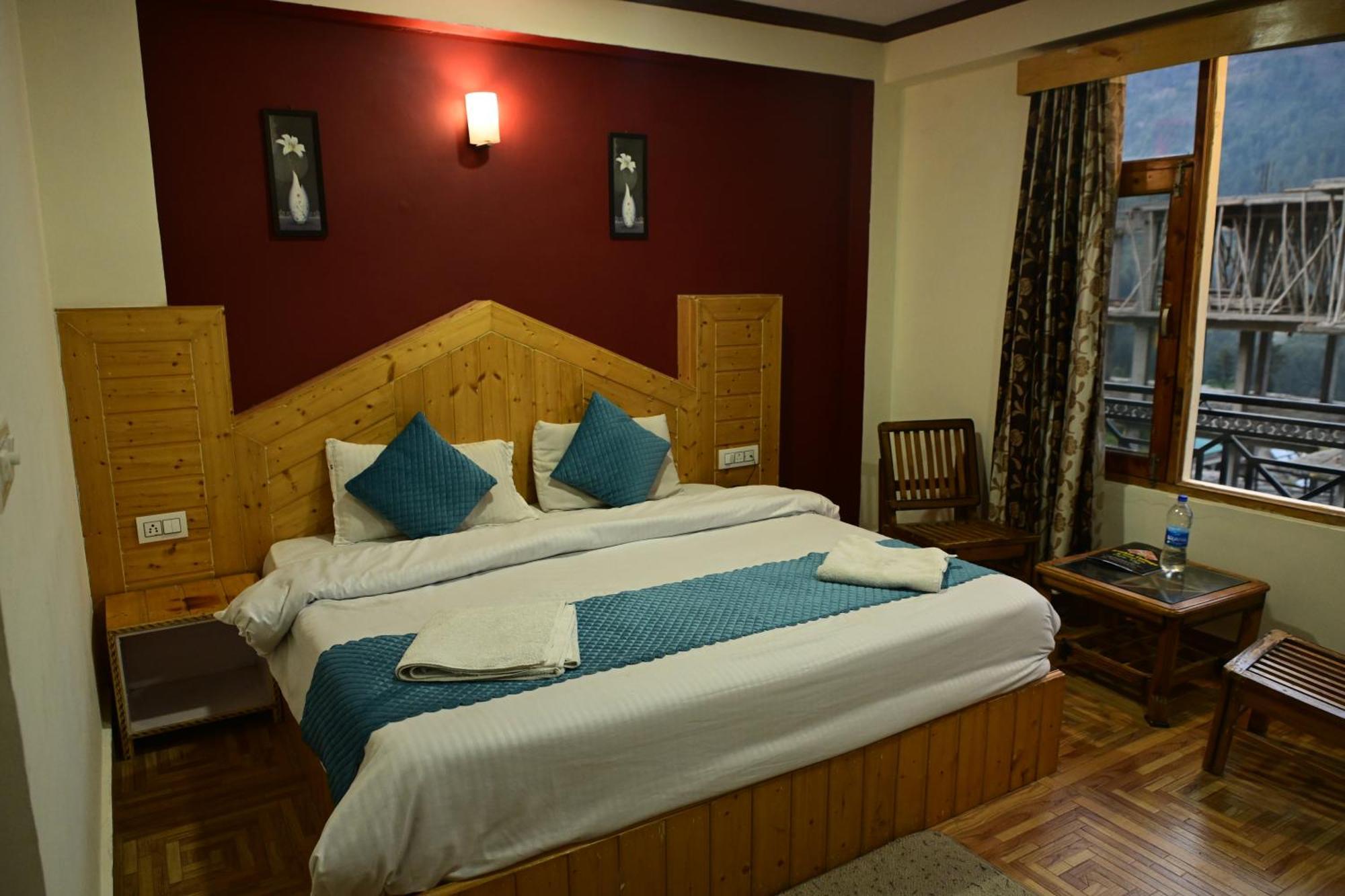 Krishana Cottage A Pure Veg !!!300 M From Hadimba Temple!!!Balcony Rooms!!!Veg Restaurant!!!Couple Friendly!!!Family Cottage!!! Manāli Eksteriør bilde