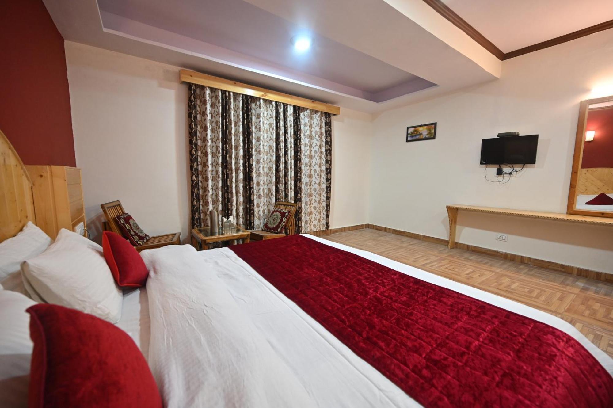 Krishana Cottage A Pure Veg !!!300 M From Hadimba Temple!!!Balcony Rooms!!!Veg Restaurant!!!Couple Friendly!!!Family Cottage!!! Manāli Eksteriør bilde