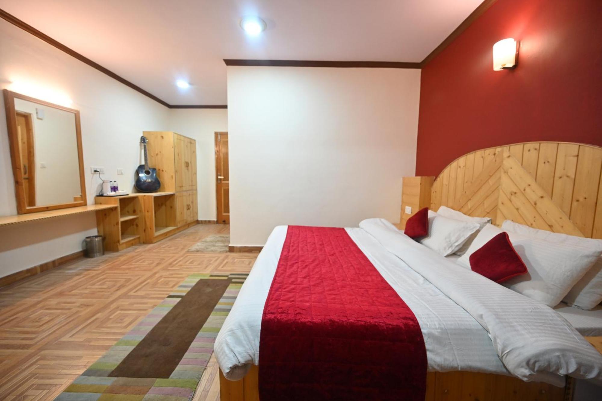 Krishana Cottage A Pure Veg !!!300 M From Hadimba Temple!!!Balcony Rooms!!!Veg Restaurant!!!Couple Friendly!!!Family Cottage!!! Manāli Eksteriør bilde