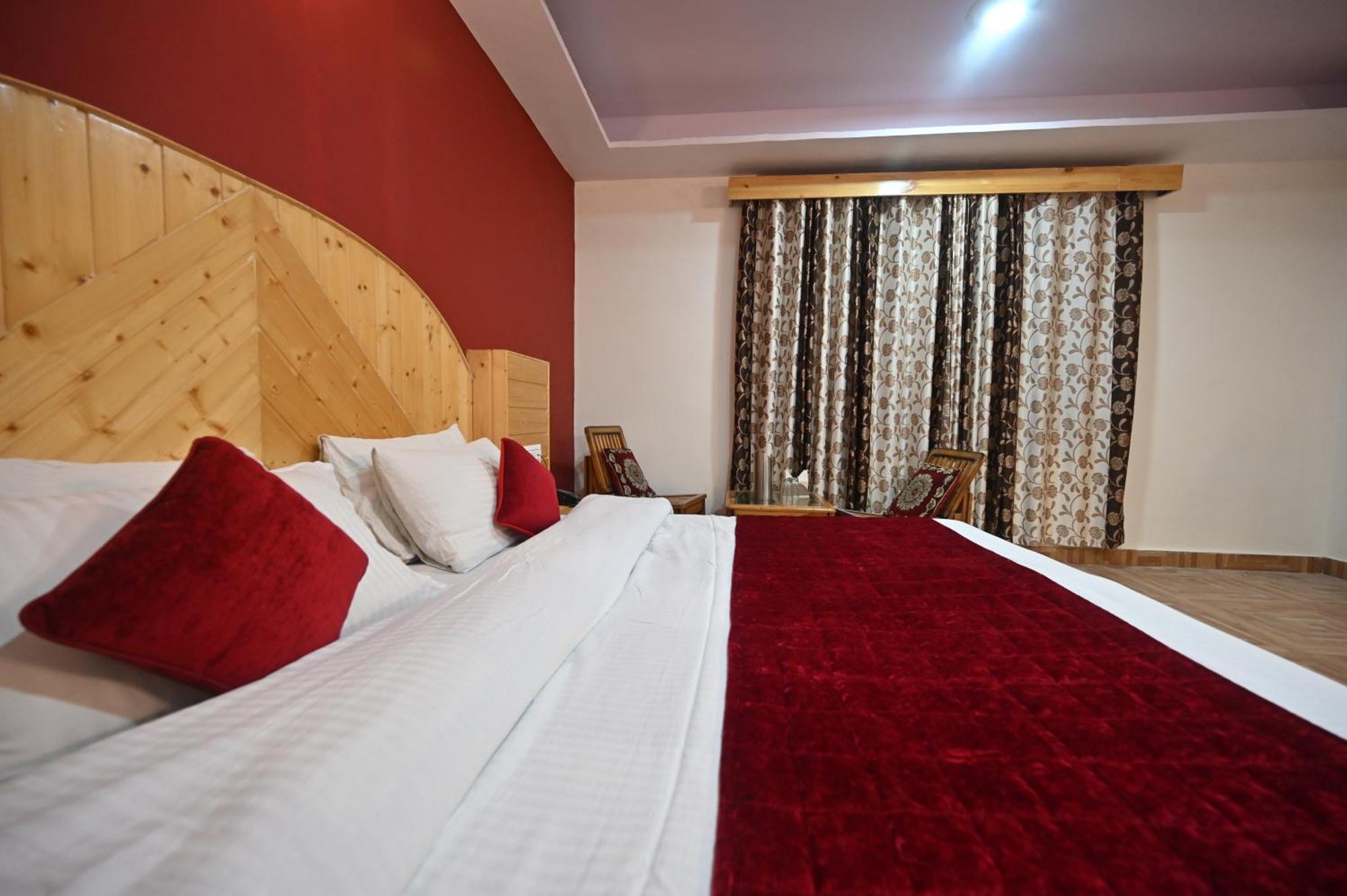 Krishana Cottage A Pure Veg !!!300 M From Hadimba Temple!!!Balcony Rooms!!!Veg Restaurant!!!Couple Friendly!!!Family Cottage!!! Manāli Eksteriør bilde