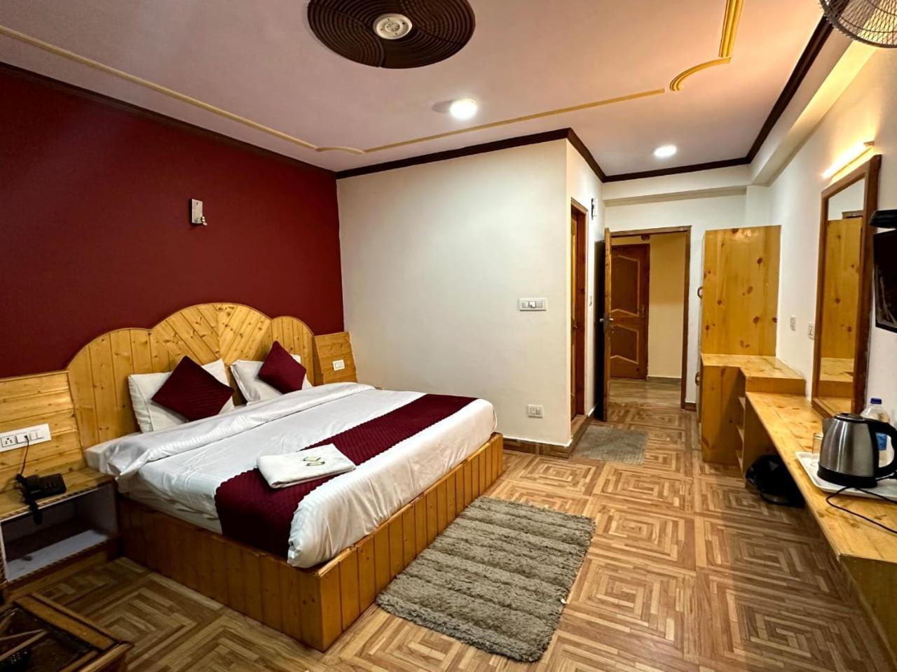 Krishana Cottage A Pure Veg !!!300 M From Hadimba Temple!!!Balcony Rooms!!!Veg Restaurant!!!Couple Friendly!!!Family Cottage!!! Manāli Rom bilde