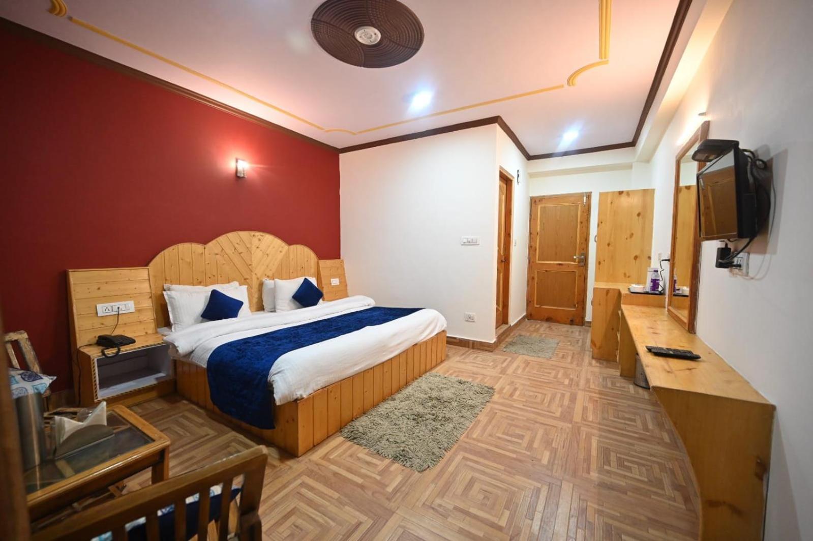 Krishana Cottage A Pure Veg !!!300 M From Hadimba Temple!!!Balcony Rooms!!!Veg Restaurant!!!Couple Friendly!!!Family Cottage!!! Manāli Rom bilde