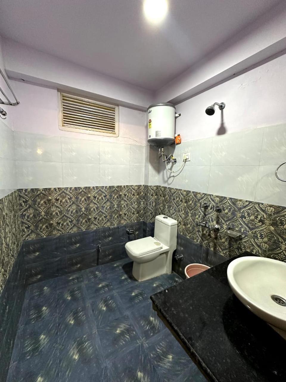 Krishana Cottage A Pure Veg !!!300 M From Hadimba Temple!!!Balcony Rooms!!!Veg Restaurant!!!Couple Friendly!!!Family Cottage!!! Manāli Eksteriør bilde