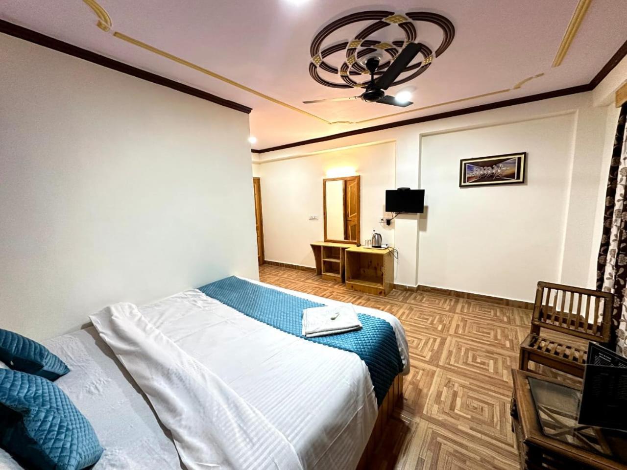 Krishana Cottage A Pure Veg !!!300 M From Hadimba Temple!!!Balcony Rooms!!!Veg Restaurant!!!Couple Friendly!!!Family Cottage!!! Manāli Eksteriør bilde
