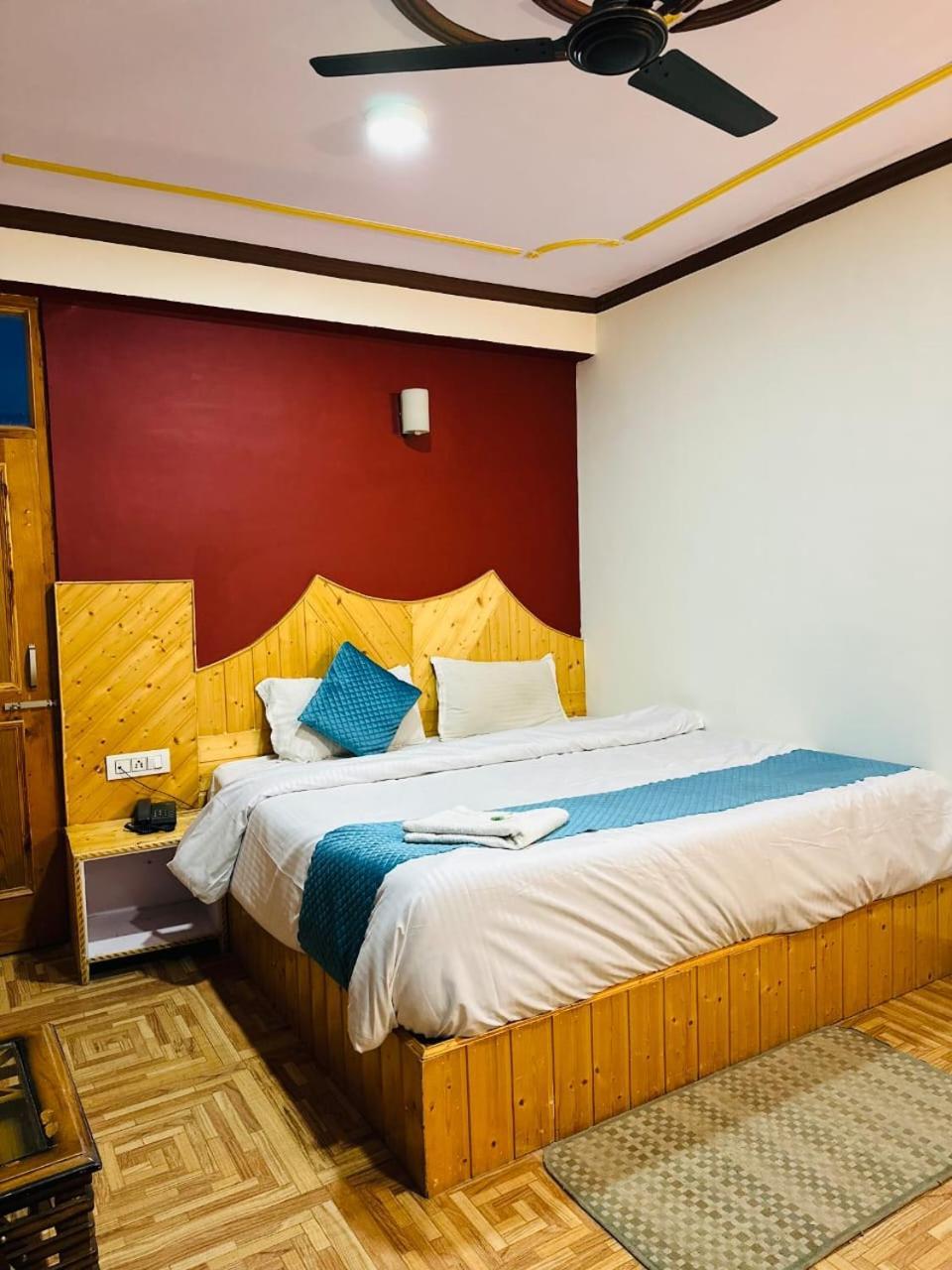 Krishana Cottage A Pure Veg !!!300 M From Hadimba Temple!!!Balcony Rooms!!!Veg Restaurant!!!Couple Friendly!!!Family Cottage!!! Manāli Eksteriør bilde